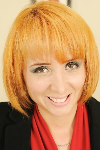 Попка брюнетка