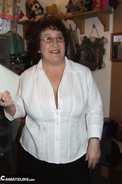 Маленькая сосет