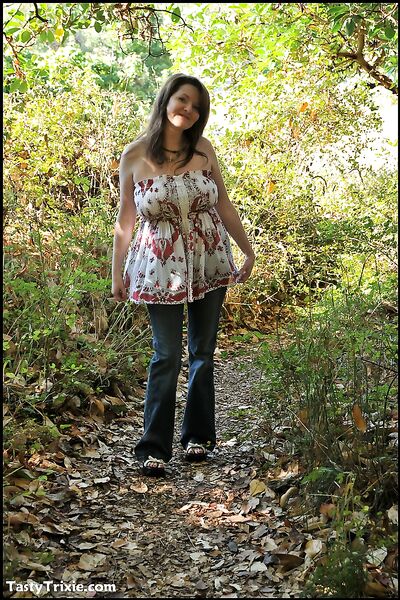 Зрелая показала пизду